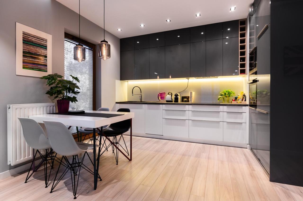 Elegant Business Accommodation With Parking - By Upstairs Krakow Ngoại thất bức ảnh