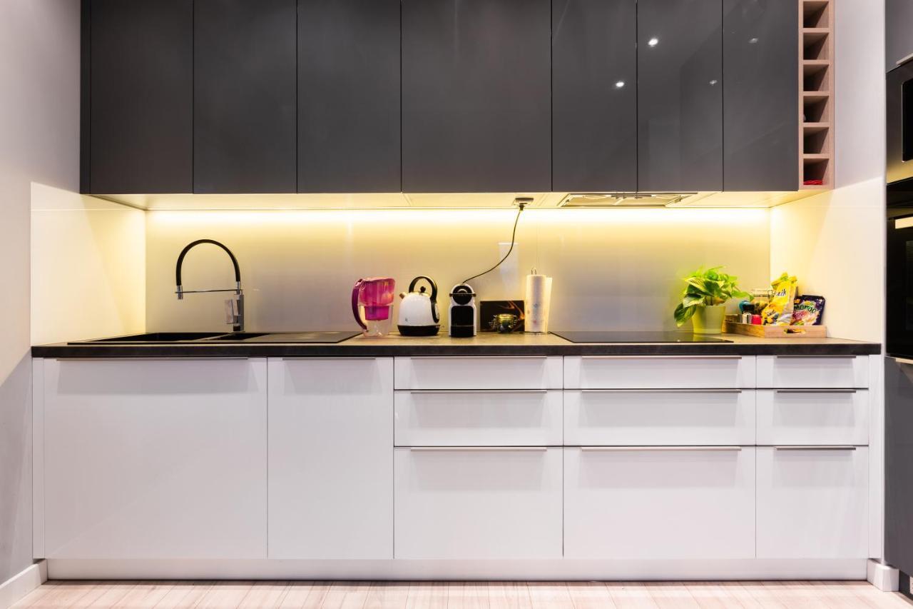 Elegant Business Accommodation With Parking - By Upstairs Krakow Ngoại thất bức ảnh