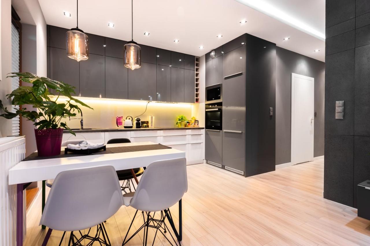 Elegant Business Accommodation With Parking - By Upstairs Krakow Ngoại thất bức ảnh