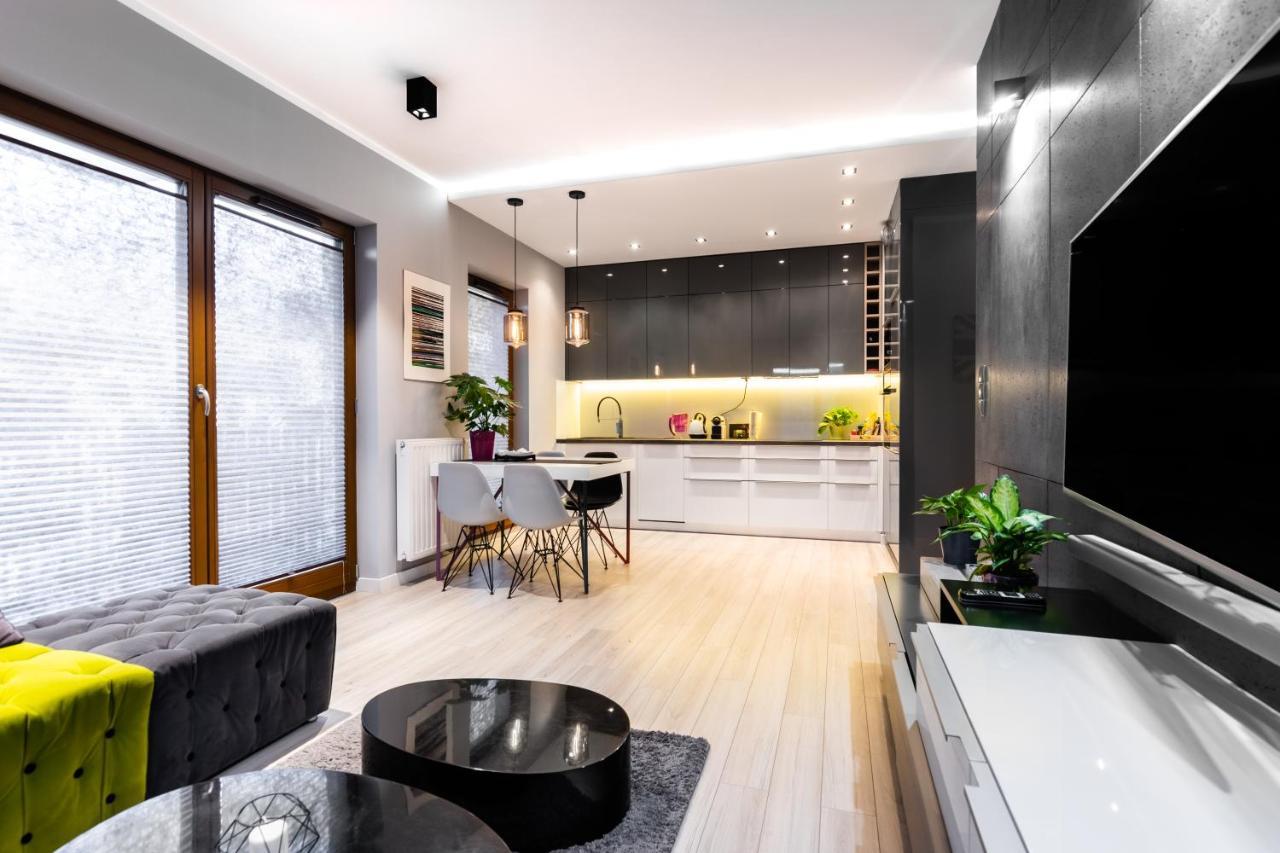 Elegant Business Accommodation With Parking - By Upstairs Krakow Ngoại thất bức ảnh