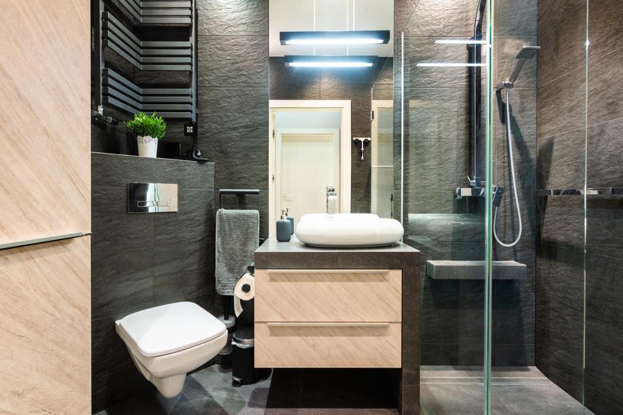 Elegant Business Accommodation With Parking - By Upstairs Krakow Ngoại thất bức ảnh