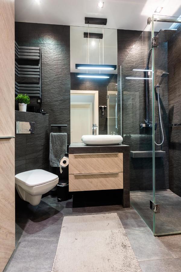 Elegant Business Accommodation With Parking - By Upstairs Krakow Ngoại thất bức ảnh
