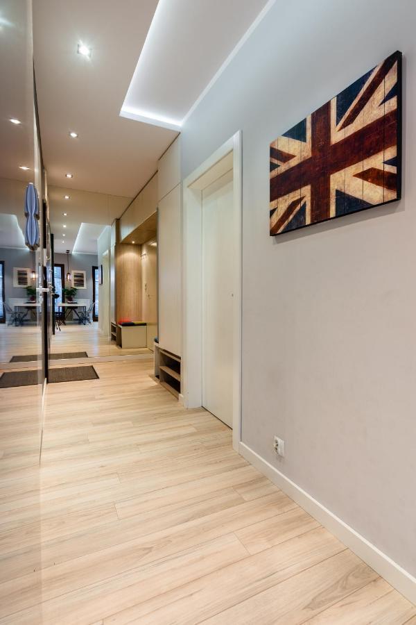 Elegant Business Accommodation With Parking - By Upstairs Krakow Ngoại thất bức ảnh
