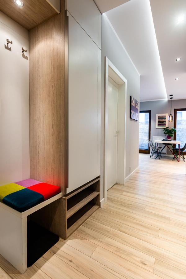 Elegant Business Accommodation With Parking - By Upstairs Krakow Ngoại thất bức ảnh